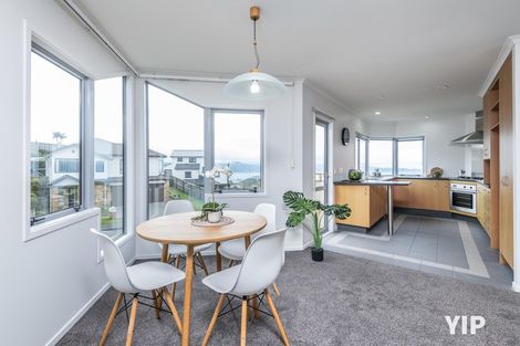 Photo of property in 75 Dress Circle, Newlands, Wellington, 6037