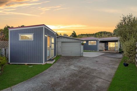 Photo of property in 128 Sharyn Place, Whangamata, 3620