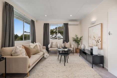 Photo of property in 2/14 Doris Gordon Crescent, Crofton Downs, Wellington, 6035