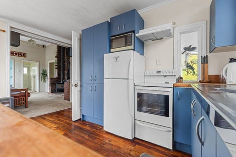 Photo of property in 10 North Street, Mokau, 4376