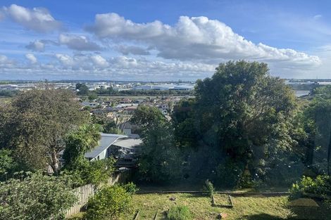 Photo of property in 36 Ellesmere Crescent, Pakuranga Heights, Auckland, 2010