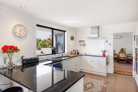 Photo of property in 27 Ruapehu Drive, Fitzherbert, Palmerston North, 4410