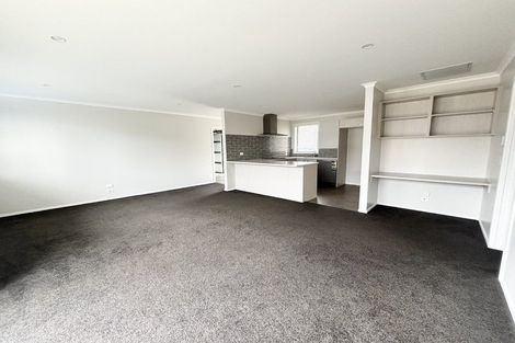 Photo of property in 5 Rewarewa Way, Timberlea, Upper Hutt, 5018