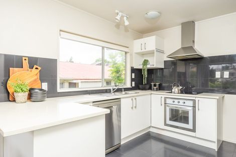 Photo of property in 2/218 East Coast Road, Forrest Hill, Auckland, 0620