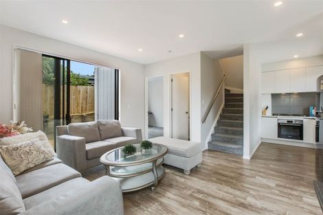 Photo of property in 1b Julia Place, Totara Vale, Auckland, 0629