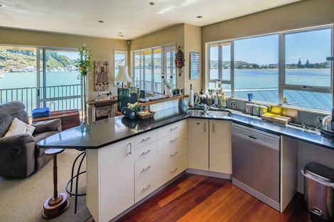 Photo of property in 18 Trevor Terrace, Paremata, Porirua, 5024