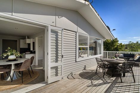 Photo of property in 8 Weatherly Road, Torbay, Auckland, 0630