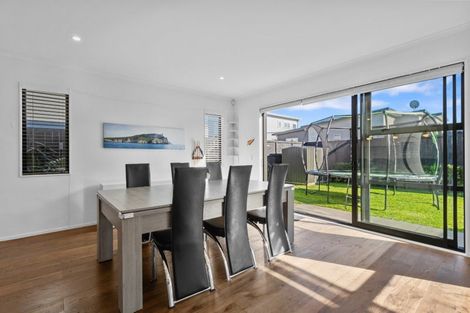Photo of property in 10 Onekura Street, Red Beach, 0932