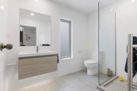 Photo of property in 2/46 Sunset Road, Unsworth Heights, Auckland, 0632