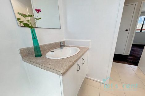 Photo of property in 18 Halloran Place, Massey, Auckland, 0614