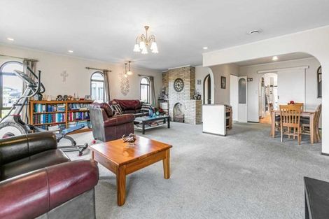 Photo of property in 3/2 Beach Road, Castor Bay, Auckland, 0620