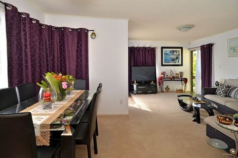 Photo of property in 2/30 Redoubt Road, Goodwood Heights, Auckland, 2105