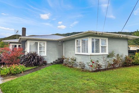 Photo of property in 5 Willow Grove, Wainuiomata, Lower Hutt, 5014