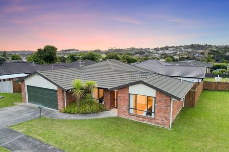 Photo of property in 11 Sunvista Avenue, Oteha, Auckland, 0632