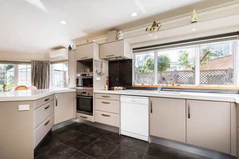 Photo of property in 8a Spencer Place, Merrilands, New Plymouth, 4312