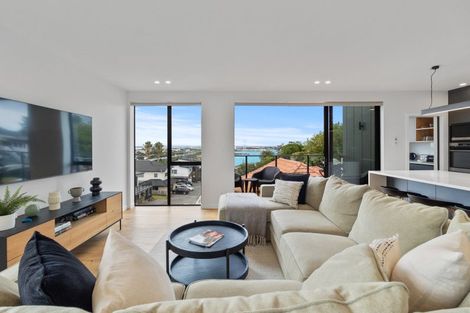 Photo of property in 32 Seacliffe Road, Hillsborough, Auckland, 1042