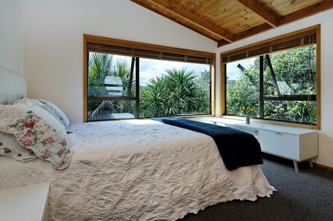 Photo of property in 15 Pendrell Road, Piha, New Lynn, 0772