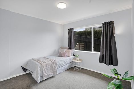 Photo of property in 10 Fairview Place, Westown, New Plymouth, 4310