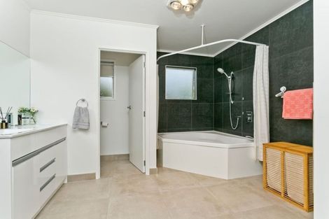 Photo of property in 2/33 Hyde Road, Rothesay Bay, Auckland, 0630