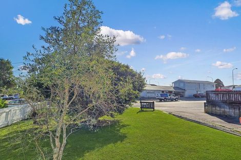 Photo of property in 2 Vera Road, Te Atatu South, Auckland, 0610