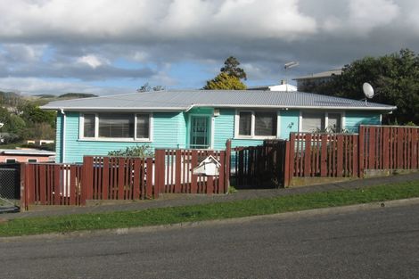 Photo of property in 8 Worcester Place, Cannons Creek, Porirua, 5024