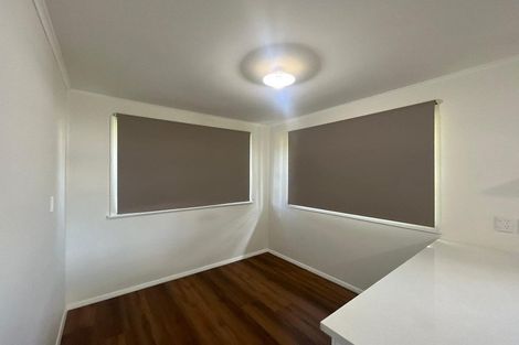 Photo of property in 11 Springside Place, New Lynn, Auckland, 0600