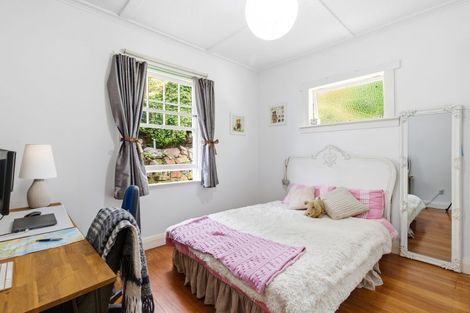 Photo of property in 13 Hungerford Road, Lyall Bay, Wellington, 6022