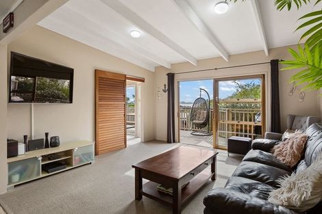 Photo of property in 1 Surf Road, Stanmore Bay, Whangaparaoa, 0932
