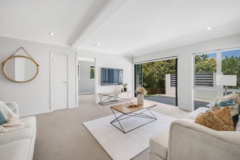 Photo of property in 8 Page Point, Mellons Bay, Auckland, 2014