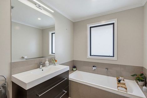 Photo of property in 35 Waipunahau Road, Waikanae, 5036