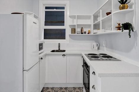 Photo of property in Devonport Apartments, 26/127 Saint Aubyn Street, New Plymouth, 4310