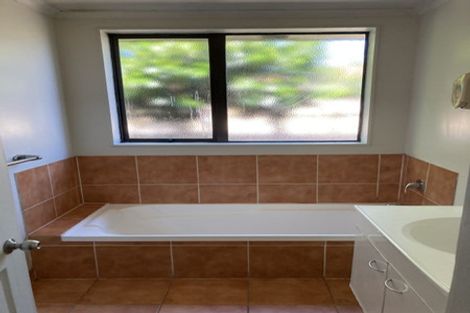 Photo of property in 10 Waldos Way, Mangere, Auckland, 2022