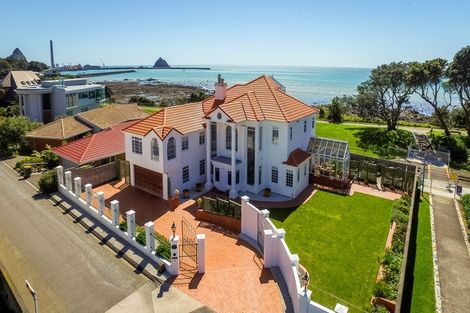 Photo of property in 1 Kawaroa Lane, New Plymouth, 4310