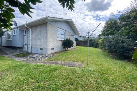 Photo of property in 2/23 Manhattan Heights, Glendene, Auckland, 0602