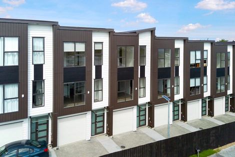 Photo of property in 4/107 Hobsonville Road, West Harbour, Auckland, 0618