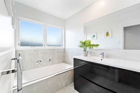 Photo of property in 70 Blakeborough Drive, Forrest Hill, Auckland, 0620