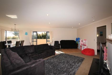Photo of property in 7a Roberts Road, Glenfield, Auckland, 0629