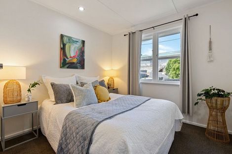 Photo of property in 4 Balmain Street, Newlands, Wellington, 6037