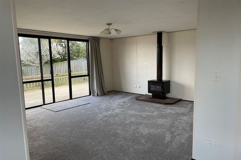 Photo of property in 72 Totaravale Drive, Totara Vale, Auckland, 0629