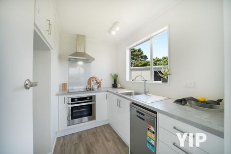 Photo of property in 29a Chetwode Grove, Newlands, Wellington, 6037