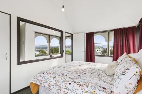 Photo of property in 140 Akaroa Drive, Maupuia, Wellington, 6022