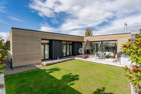 Photo of property in 2b Stackbrae Avenue, Wanaka, 9305