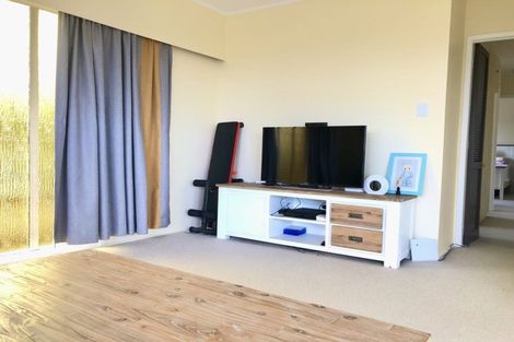 Photo of property in 2/104 Carlisle Road, Browns Bay, Auckland, 0632