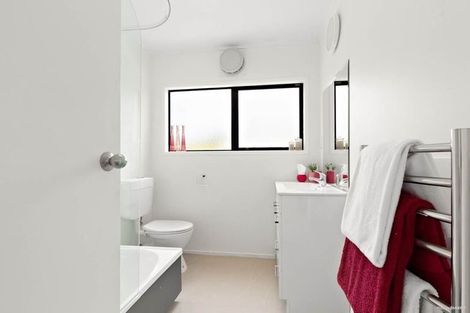 Photo of property in 2/47 Sheridan Drive, New Lynn, Auckland, 0600