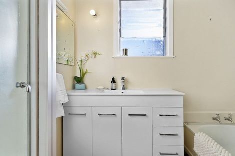 Photo of property in 8 Ashcroft Avenue, Mangere Bridge, Auckland, 2022