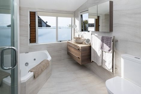 Photo of property in 3 Pounamu Place, Shelly Park, Auckland, 2014