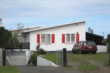 Photo of property in 22 Ruapehu Street, Castlecliff, Whanganui, 4501