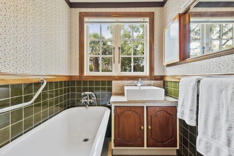 Photo of property in 195 Queen Street, Northcote Point, Auckland, 0627