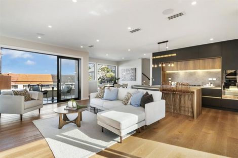 Photo of property in 20 Beach Road, Castor Bay, Auckland, 0620