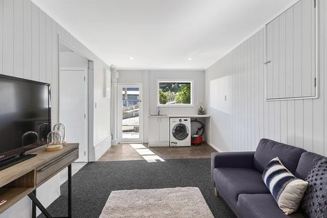 Photo of property in 51 Glanmire Road, Newlands, Wellington, 6037